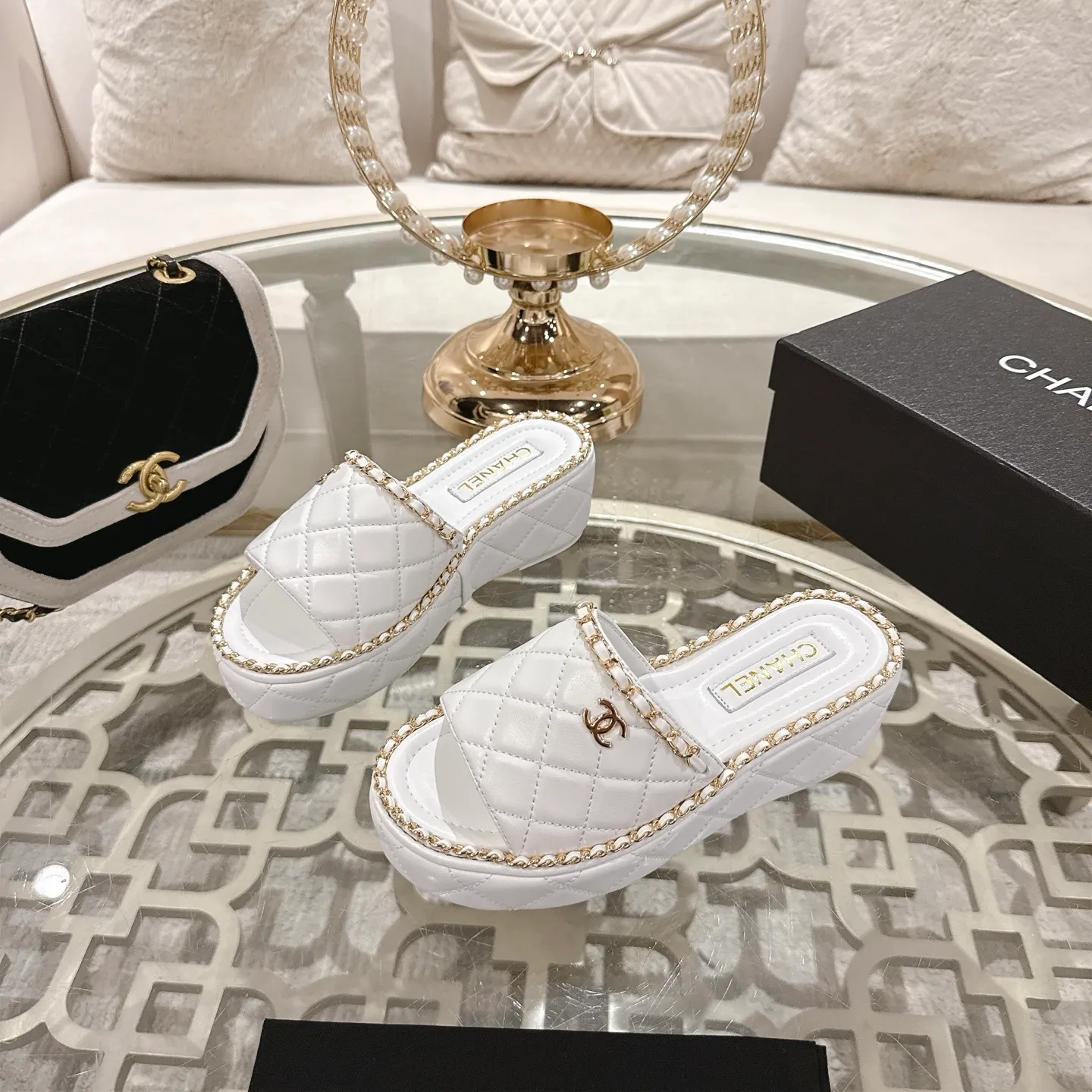 👟👟Ex-factory price 600👟👟 𝐂𝐇𝐀𝐍𝐄𝐋 | Xiaoxiang 25𝐬𝐬 🦋2025 Spring and Summer New Products Counter Classic Xiaoxiang Double C Diamond Chain Slippers Series New〰 🍬 The absolute best in the BS fashion circle. Matching will perform meticulously Minimalist, classic elements that will never fade away 💋 Show unique dressing style, too beautiful to say anything. A must-have for summer... Upper: Original high-customized lambskin Lining: Imported mixed sheepskin lining Outsole: Original molded non-slip outsole Shoe size: 35-39 (34.40.41.42 customization is not returnable)